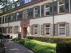 Das Spital-Gebäude von vorn. Ein schönes renoviertes Haus mit vielen Fenstern und grünen Fensterläden. 